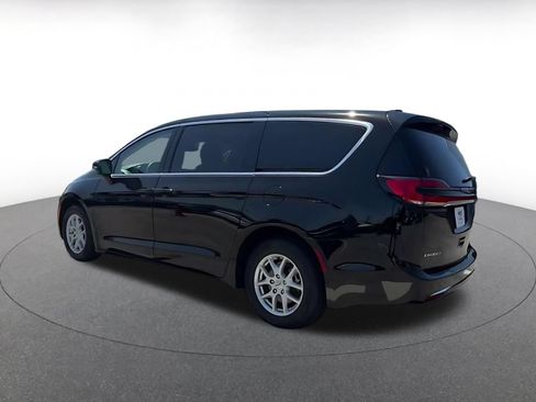 Used 2024 Chrysler Pacifica Touring-L FWD image 10