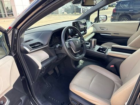 Used 2023 Toyota Sienna XLE FWD image 7