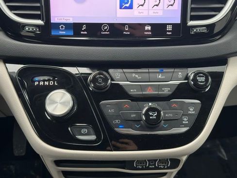 Used 2024 Chrysler Pacifica Touring-L image 13