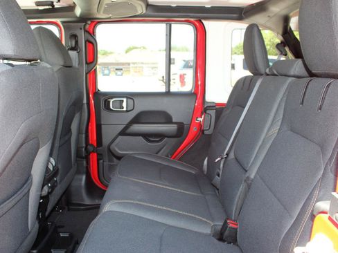 Used 2025 Jeep Wrangler Unlimited Sahara AWD/4WD image 9