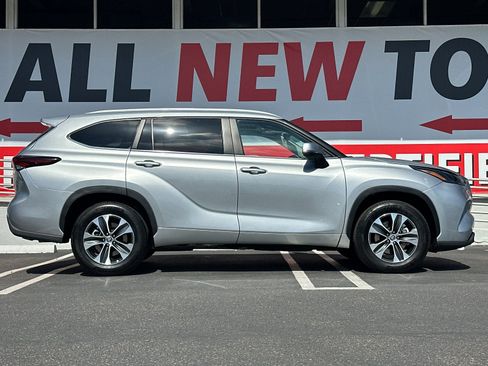 Used 2025 Toyota Highlander XLE FWD image 6