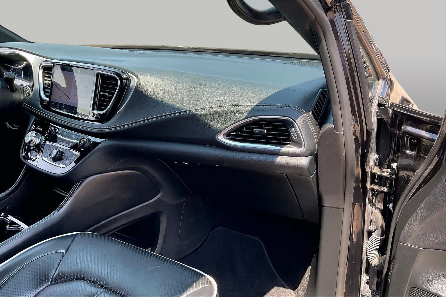Used 2025 Chrysler Pacifica Limited FWD image 19