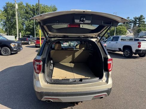 Used 2017 Ford Explorer XLT w/ Equipment Group 202A AWD/4WD image 28