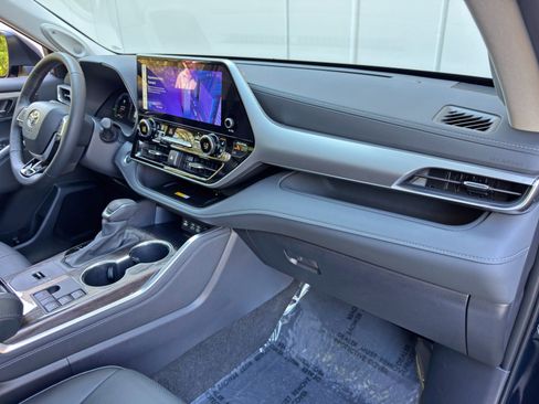 Used 2025 Toyota Highlander Platinum AWD/4WD image 15