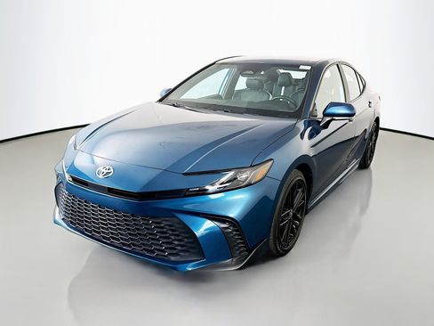 Used 2025 Toyota Camry SE FWD image 4