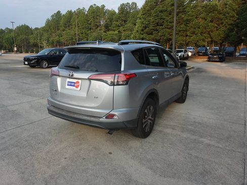 Used 2018 Toyota RAV4 LE FWD image 27