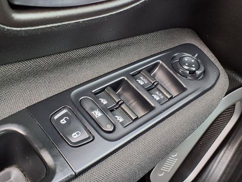 Used 2018 Jeep Renegade Latitude w/ Popular Equipment Group image 8