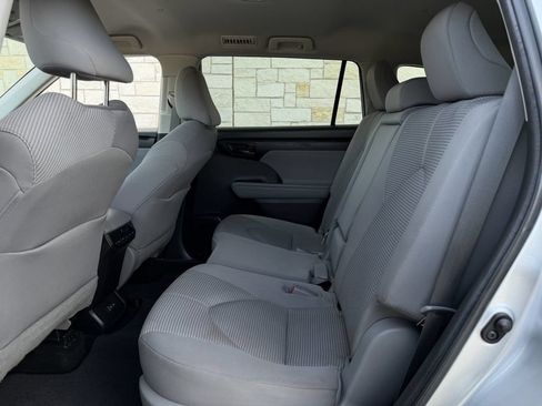 Used 2023 Toyota Highlander LE FWD image 27