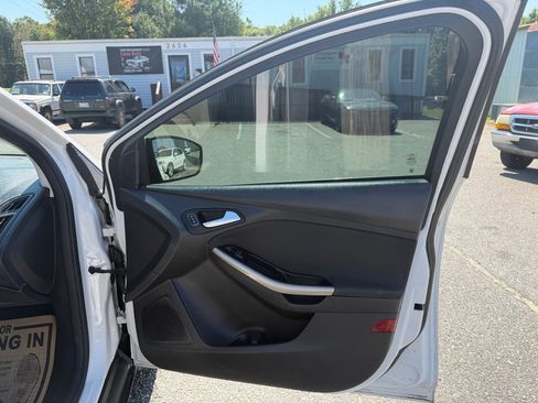 Used 2017 Ford Focus Titanium FWD image 13