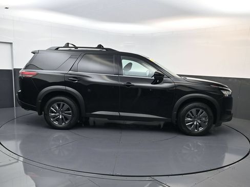 Used 2024 Nissan Pathfinder SV w/ Lighting Package (N92) FWD image 2