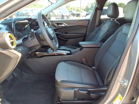 Used 2025 Chevrolet Trax LT FWD image 3