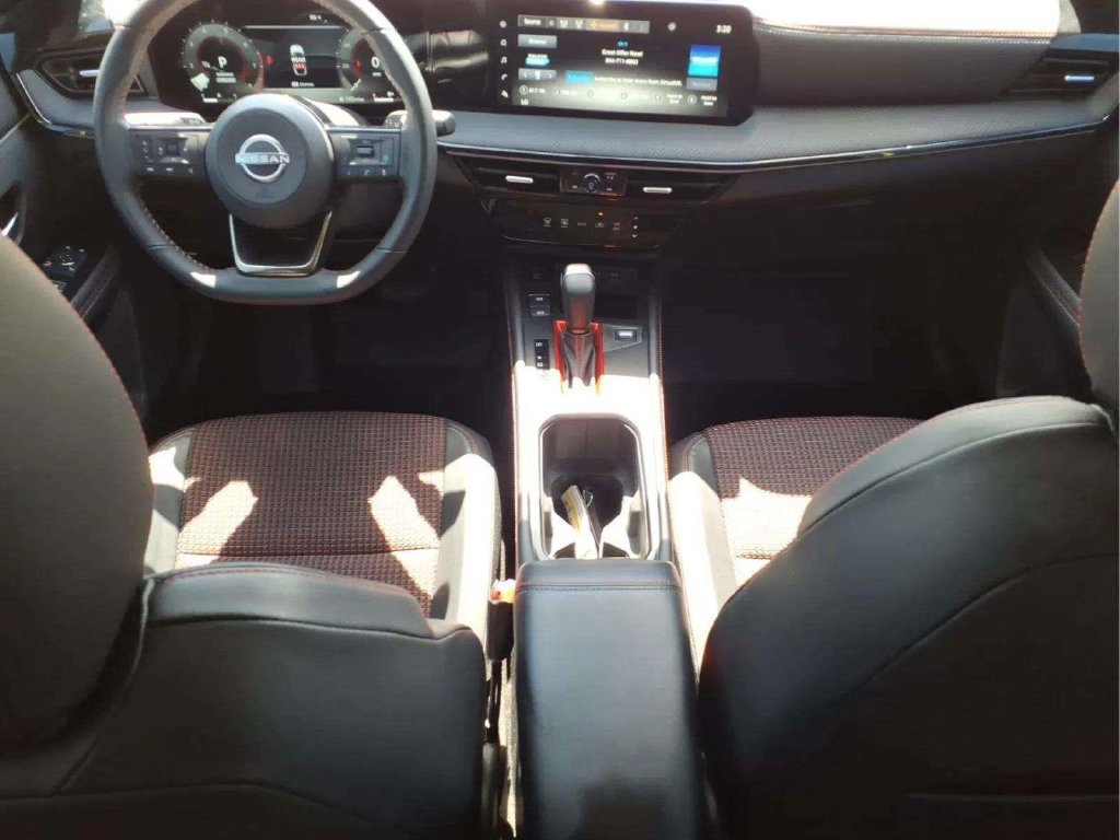 Certified 2025 Nissan Kicks SR FWD image 10