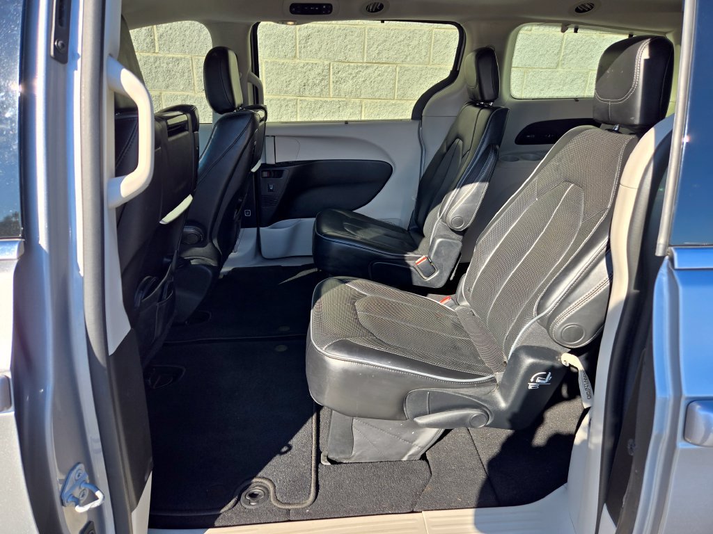 Used 2017 Chrysler Pacifica Limited FWD image 38