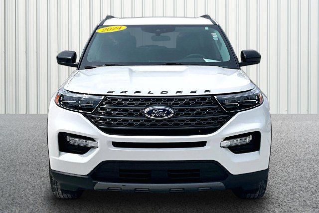 Used 2024 Ford Explorer XLT w/ Equipment Group 202A AWD/4WD image 3