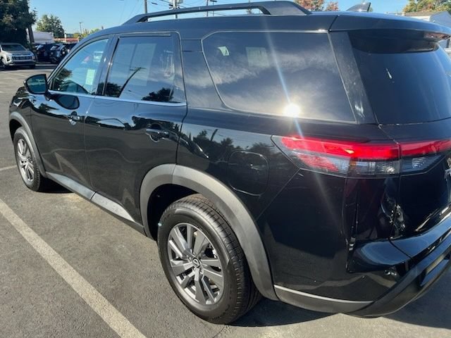Used 2026 Nissan Pathfinder SV FWD image 6