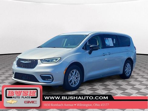 Used 2024 Chrysler Pacifica Touring-L FWD image 2