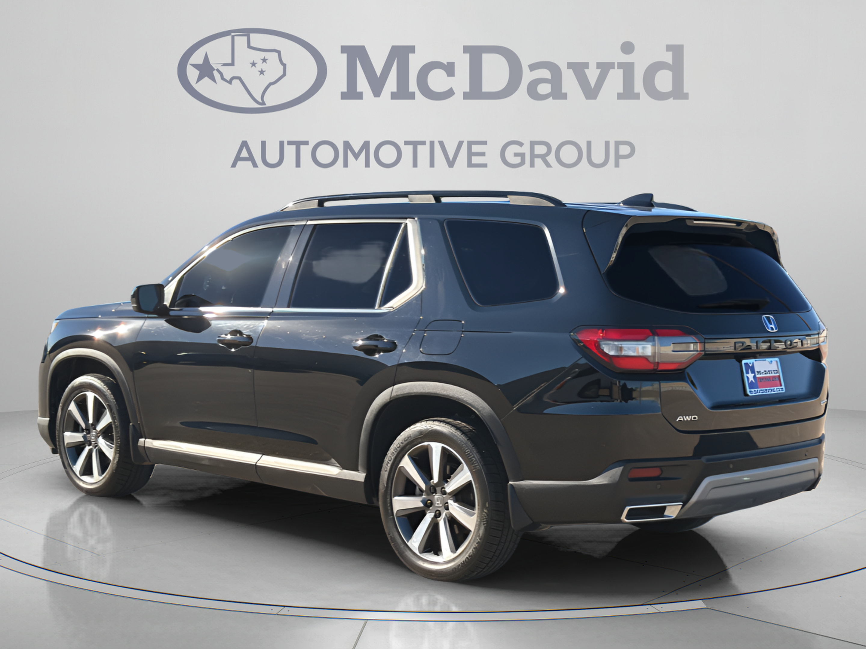 Used 2025 Honda Pilot Touring image 4