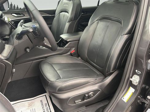 Used 2023 Jeep Grand Cherokee Overland AWD/4WD image 11