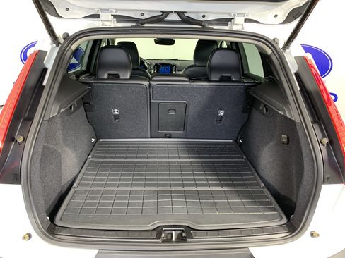 Used 2023 Volvo XC40 B5 Plus AWD/4WD image 35