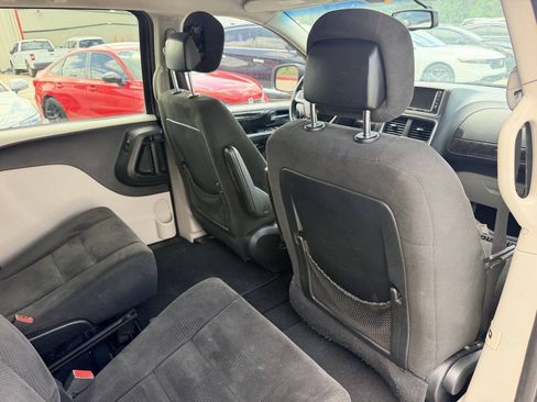 Used 2015 Dodge Grand Caravan SXT w/ UConnect Hands-Free Group FWD image 19