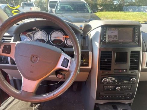 Used 2010 Dodge Grand Caravan SXT image 7