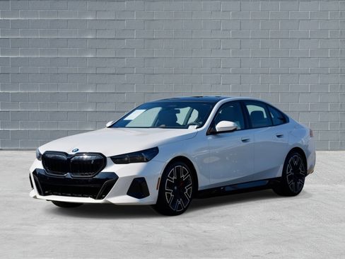 Used 2025 BMW i5 xDrive40 image 3