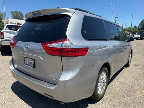 Used 2015 Toyota Sienna XLE w/ XLE Navigation Package FWD image 8