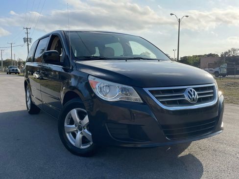 Used 2010 Volkswagen Routan SEL image 2