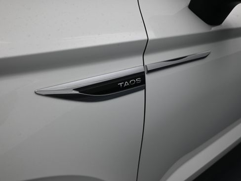 Used 2024 Volkswagen Taos SE w/ Panoramic Sunroof Package image 11