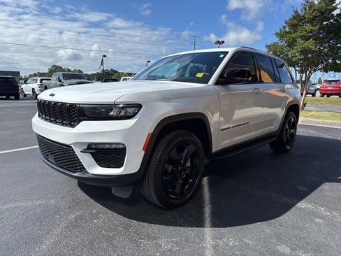 Used 2024 Jeep Grand Cherokee Limited w/ Black Appearance Package AWD/4WD image 4