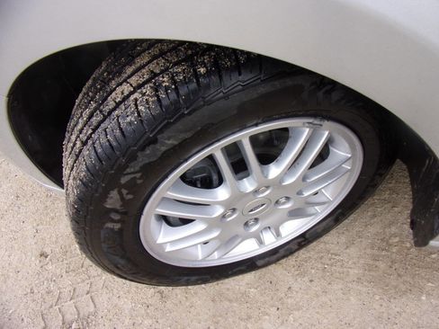 Used 2010 Ford Focus SE image 4