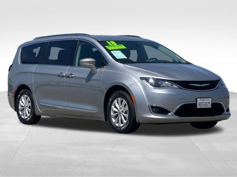 Used 2018 Chrysler Pacifica Touring-L Plus FWD image 7