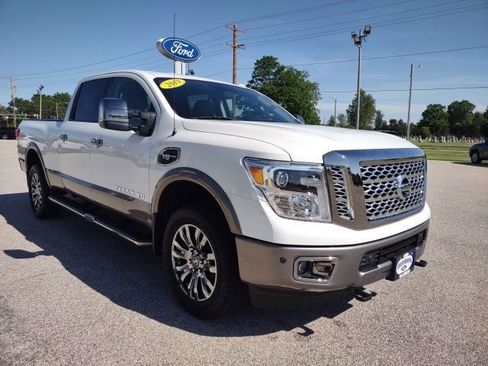 Used 2019 Nissan Titan Platinum Reserve w/ Platinum Utility Package AWD/4WD image 9