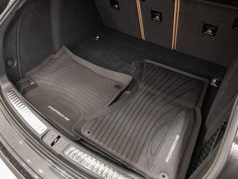 Used 2024 Porsche Macan AWD/4WD image 31