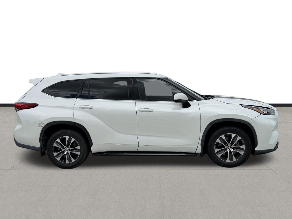 Used 2020 Toyota Highlander XLE FWD image 4