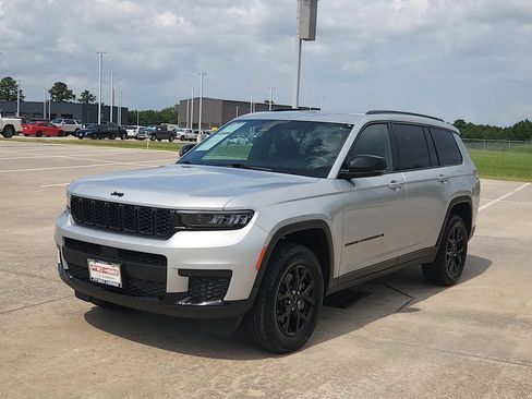Used 2024 Jeep Grand Cherokee L Altitude RWD image 9