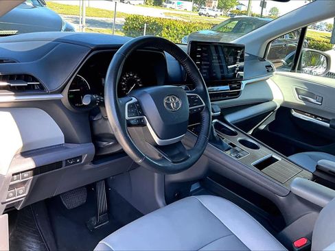 Used 2024 Toyota Sienna XLE FWD image 18