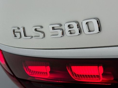 Used 2025 Mercedes-Benz GLS 580 4MATIC image 9
