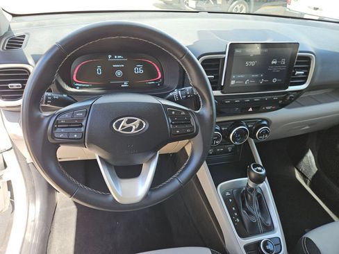 Used 2025 Hyundai Venue SEL FWD image 17