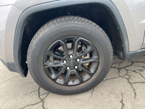 Used 2014 Jeep Grand Cherokee Laredo w/ 18" Wheel & 8.4" Radio Group image 11