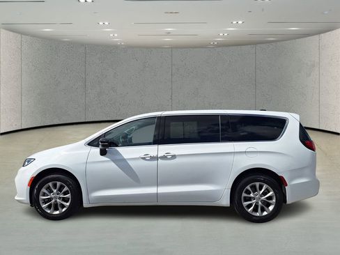 Used 2025 Chrysler Pacifica Select w/ Uconnect Theater Family Group AWD/4WD image 8