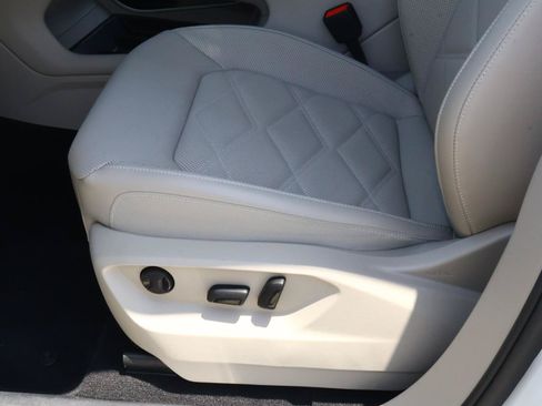 Used 2025 Volkswagen Atlas SE FWD image 14