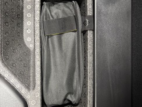 Used 2025 Rivian R1S Premium image 34