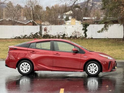 Used 2022 Toyota Prius LE image 2