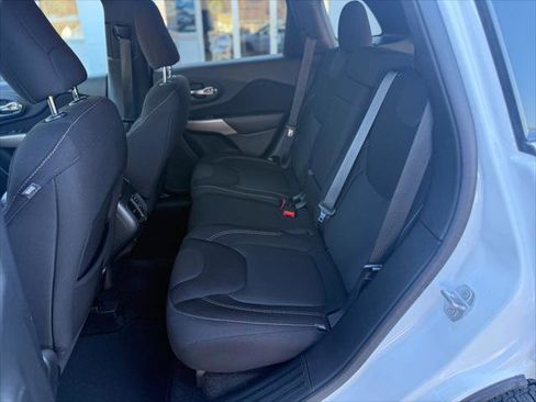 Certified 2017 Jeep Cherokee Latitude w/ Comfort/Convenience Group image 12