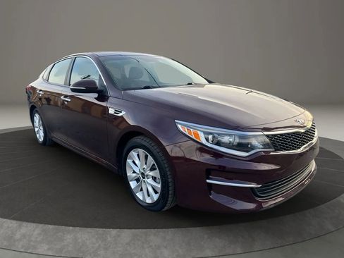 Used 2018 Kia Optima LX w/ 17" Alloy Wheels Package image 3