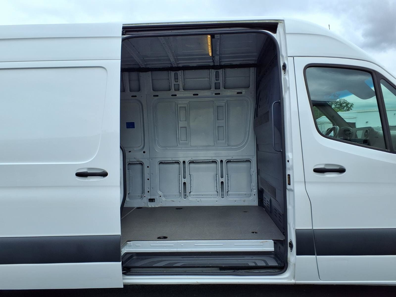 Used 2022 Mercedes-Benz Sprinter 2500 image 13