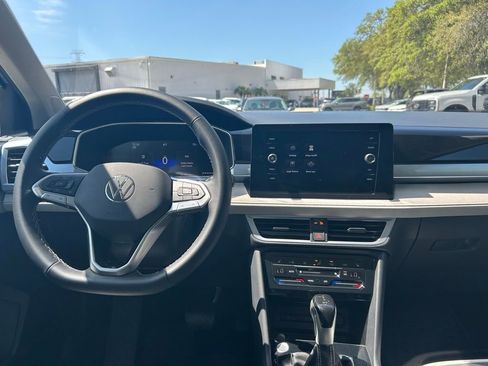 Certified 2025 Volkswagen Taos SE w/ Panoramic Sunroof Package FWD image 45