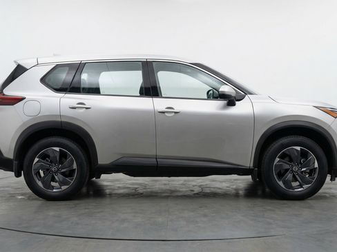 Used 2025 Nissan Rogue SV image 11