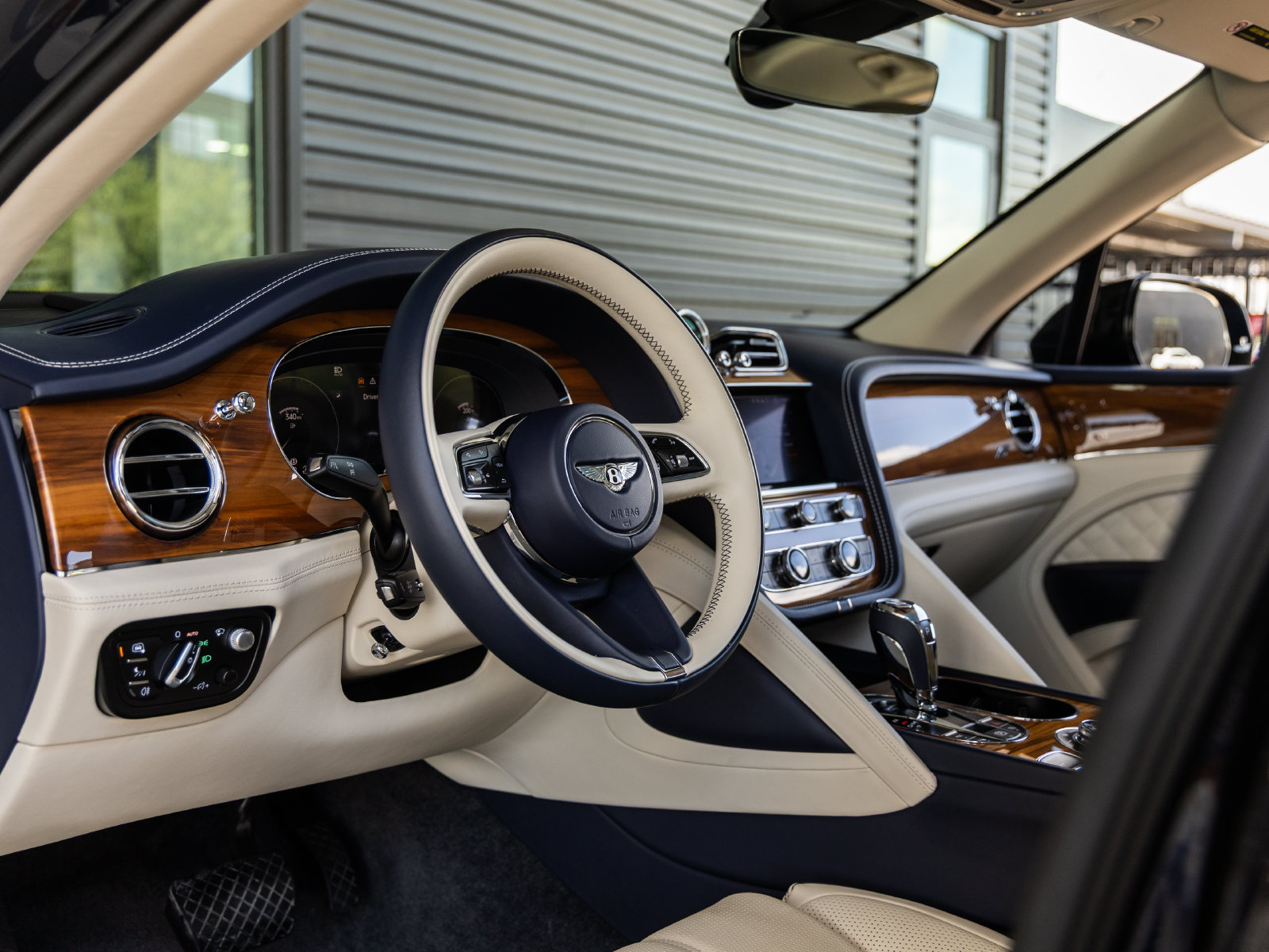 Used 2023 Bentley Bentayga AWD/4WD image 28